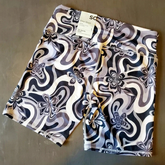 SO | Junior's Crossover Biker Shorts in Black Floral sz L - Picture 2 of 10